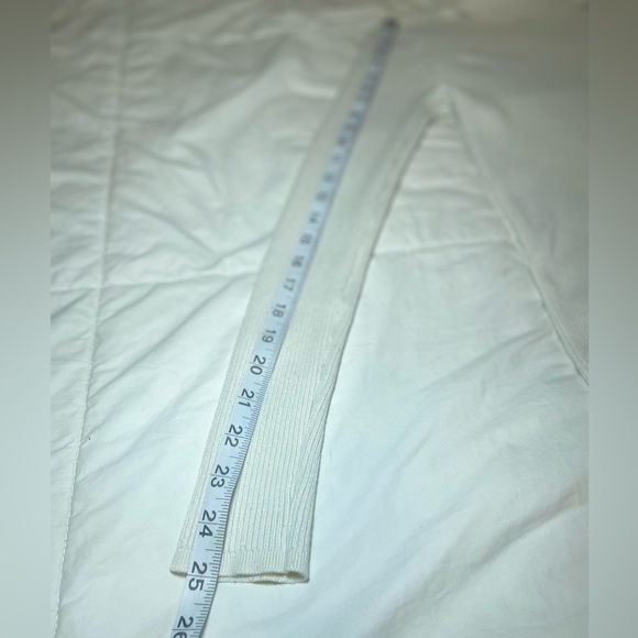 Ribbed cream turtleneck sweater. Size M. Light weight. Perfect for layering! - Picture 4 of 6